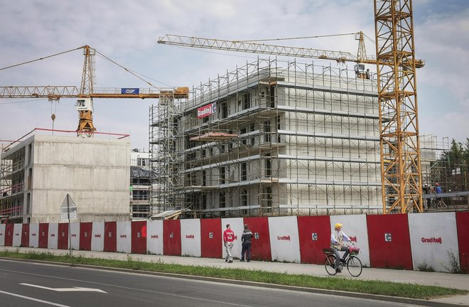 Gradbena zakonodaja je z vidika posegov tako v naravni kot v urbani prostor izjemno pomembna in zato zelo kompleksna stvar. FOTO: Jože Suhadolnik