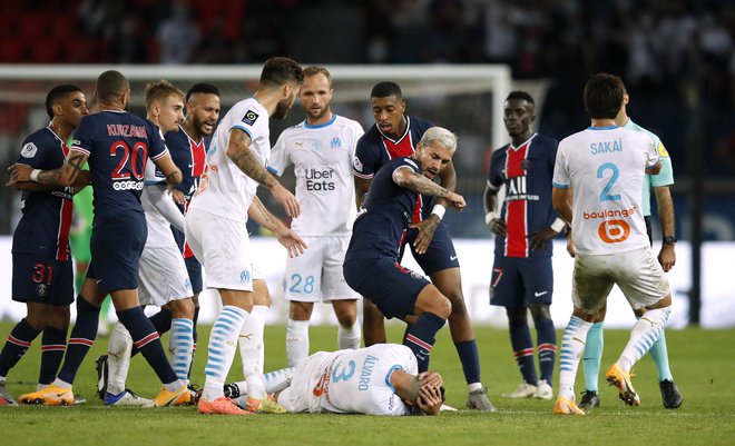 Že septembra je bilo vroče na tekmi med PSG in OM v Parizu, sodnik je pokazal pet rdečih kartonov, če jutri v Marseillu ne bo nobenega, bo to resnično čudež. FOTO: Gonzalo Fuentes/Reuters