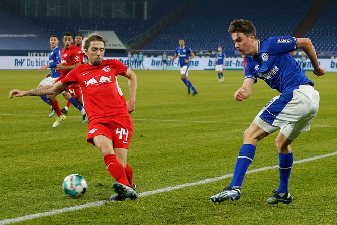 Leipzig je s Kevinom Kamplom (levo) prepričljivo osvojil točke v Gelsenkirchnu. FOTO: Leon Kügeler/AFP