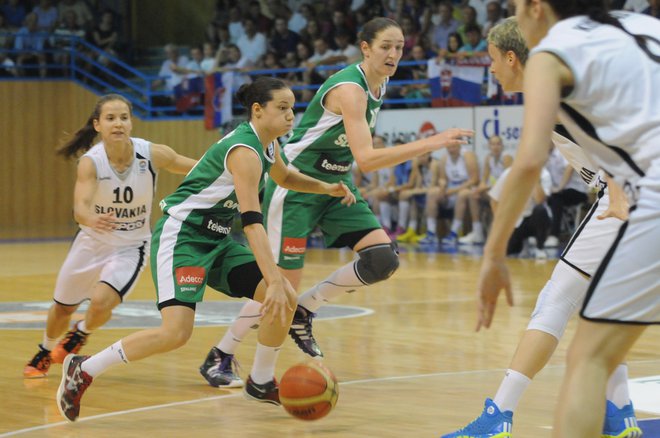 Nika Barič in Teja Oblak sta vnovič prispevali pomemben delež k novemu uspehu slovenske ženske košarke. FOTO: KZS