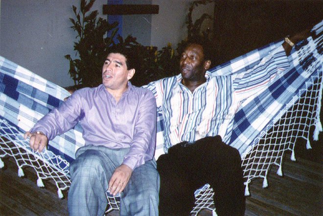 Maradona in Pele maja 1995 v Riu de Janeiru, ko ga je Pele povabil, naj zaigra za Santos. FOTO: Guillermo Copolla/Reuters