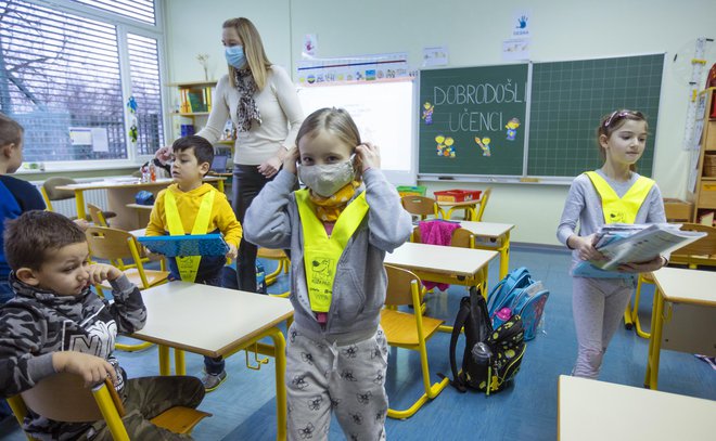 Otroci prvega in drugega razreda naj dosledno nosijo rumene rutke, starši pa naj z njimi ponovijo prometna pravila. FOTO: Jože Suhadolnik/Delo