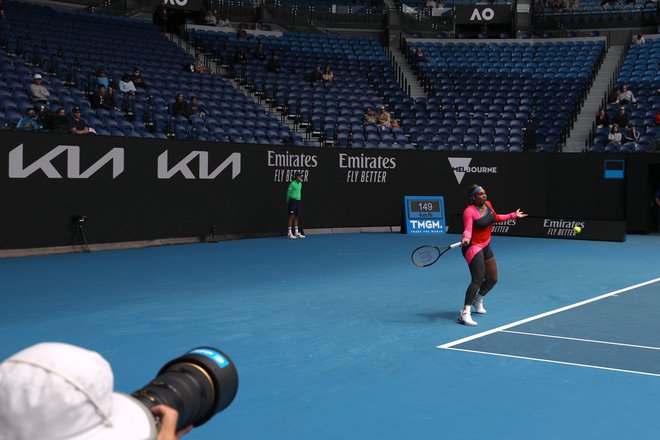 Serena Williams v prvem dvoboju na OP Avstralije ni imela težkega dela proti Nemki Lauri Siegemund. FOTO: Loren Elliott/Reuters