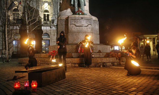 Performans na Prešernovem trgu. FOTO: Blaž Samec/Delo