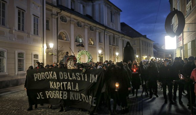 Pogrebni sprevod po ljubljanskih ulicah, kjer so obeležili smrt kulture. FOTO: Blaž Samec/Delo
