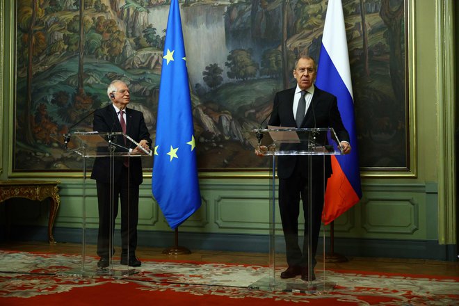 Po vrnitvi v Bruselj se je Katalonec Josep Borrell (desno) moral braniti očitkov, da v pogovorih ni bil kos Sergeju Lavrovu. FOTO: AFP