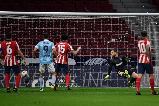 Jan Oblak je moral tokrat dvakrat po žogo v svojo mrežo. FOTO: Pierre-Philippe Marcou/AFP