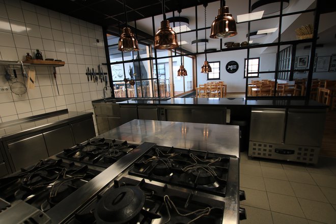 Kuhinja restavracije šunkarne Kodila v Markišavcih je prazna in mrtva, a zaposleni niso doma na čakanju. FOTO: Jože Pojbič/Delo
