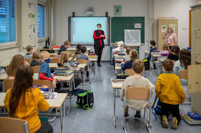 V skladu s četrtkovo odločitvijo vlade danes v šole odhajajo vsi učenci prvega triletja osnovnih šol, prav tako znova odpirajo vse vrtce. FOTO: Voranc Vogel/Delo