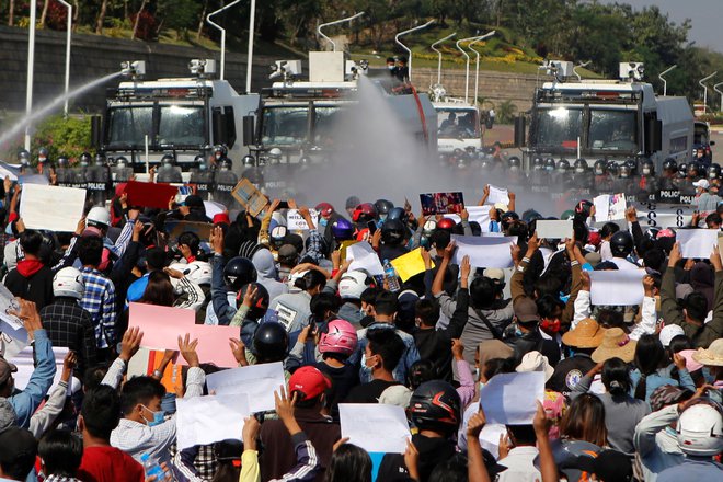 Policija je protestnike v burmanski prestolnici&nbsp;Nepjido razganjala z vodnim topom. FOTO:&nbsp;Reuters