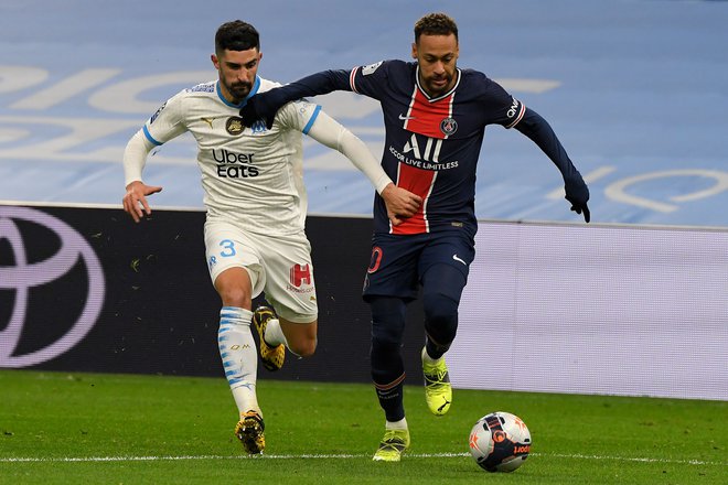 Neymarja so v zadnjih dneh pestile bolečine v trebuhu, zato je na derbiju z Marseillom vstopil s klopi. FOTO: Nicolas Tucat/AFP