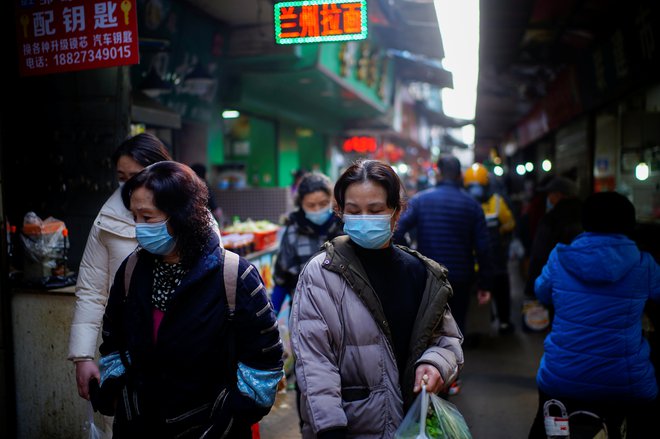 V Wuhanu, glavnem mestu kitajske province Hubej, so decembra predlanskim na tržnici z morsko hrano uradno potrdili prve primere okužb z novim koronavirusom. FOTO: Aly Song/Reuters