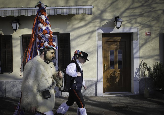 Hrušiški škoromati pričakujejo žalostni pust. FOTO: Jože Suhadolnik/Delo