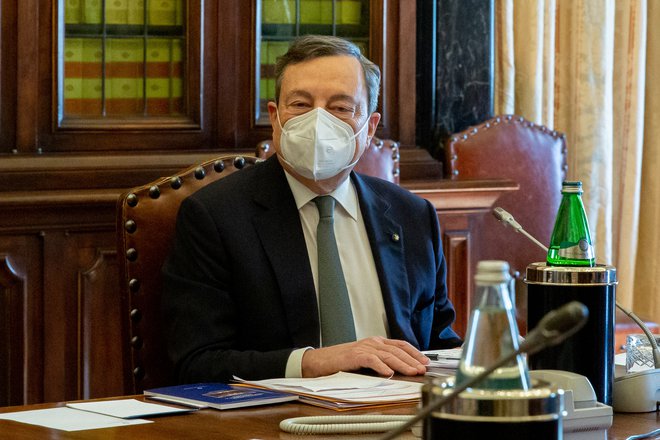 Zaenkrat ostaja neznanka, kako bo Draghi nadaljeval sestavljanje vlade po pogajanjih. FOTO: Reuters