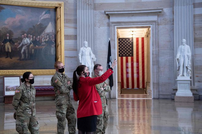 V kongresu, ki ga po vdoru 6. januarja še vedno varujejo pripadniki nacionalne garde, se je začela ustavna tožba proti Donaldu Trumpu. FOTO: Brendan Smialowski/AFP
