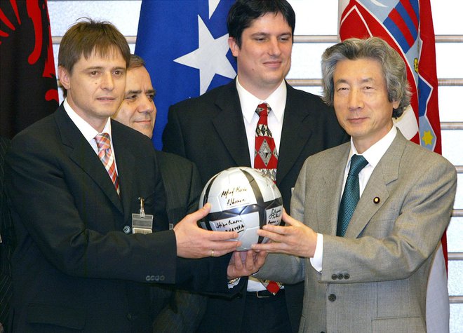 Dragan Stojković (levo) je pustil najmočnejši pečat v majici Crvene zvezde, uspešno igralsko-trenersko kariero pa je zgradil tudi na Japonskem, kar je cenil nekdanji japonski premier Juničiro Koizumi (desno). FOTO: Kazuhiro Nogi/Reuters