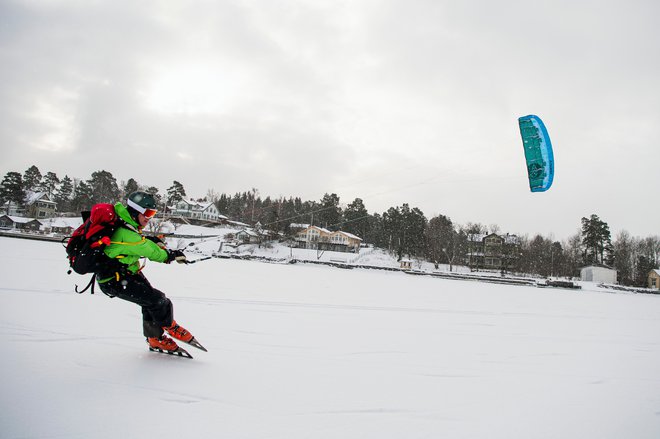 V bližini Stockholma so Švedi izkoristili zimske vremenske razmere za kajtanje z drsalkami. FOTO: Jonathan Nackstrand/Afp