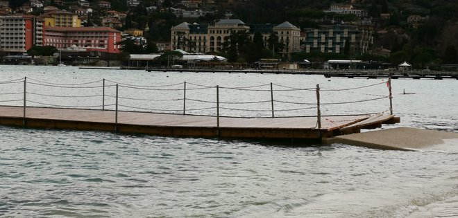 Visoko morje poškoduje lesene pomole. FOTO: Boris Šuligoj
