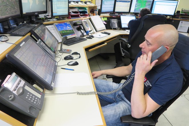 V povprečju sprejmejo operaterji številke 112 po vsej državi več kot 1400 klicev na dan. FOTO: Špela Ankele/Slovenske novice