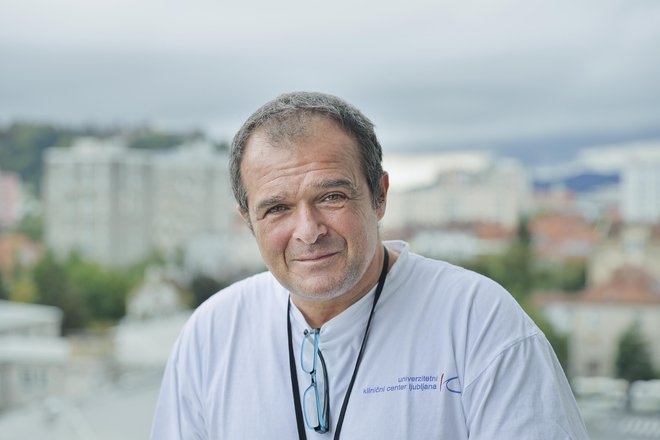 Hematolog <strong>Samo Zver</strong> se včasih počuti kot heretik, ker si v času covida-19 upa misliti še na zdravljenje drugih bolezni. FOTO: Jože Suhadolnik/Delo