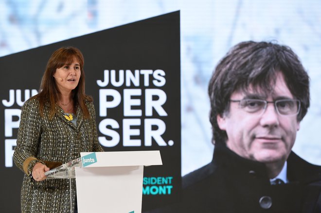Laura Borràs je prvi glas stranke JxCat ​v Kataloniji. Za njo in hkrati pred njo stoji Carles Puigdemont v eksilu. Foto Josep Lago/AFP