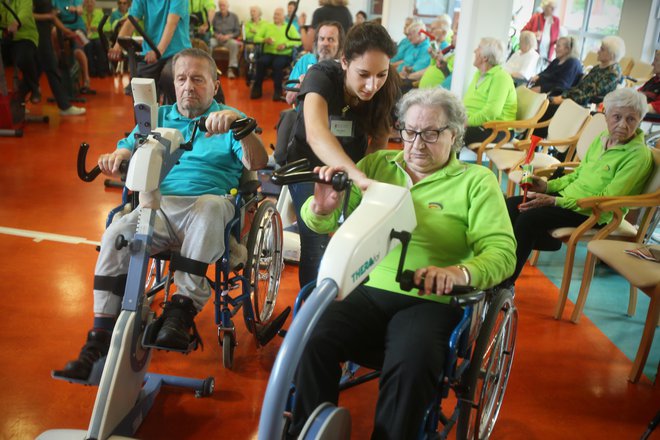 Med prvim in drugim valom so v Domu starejših občanov Fužine življenje popestrili s kolesarjenjem na seniorskem maratonu Franja. FOTO: Jure Eržen/Delo