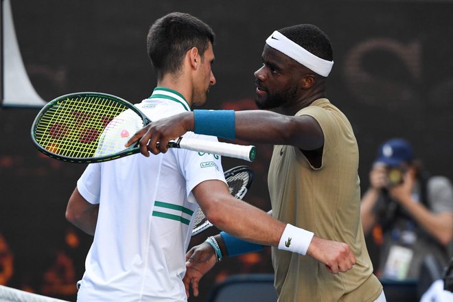 Frances Tiafoe je na razne načine poskušal spraviti ob živce Novaka Đokovića, toda po dvoboju sta se prijateljsko objela. FOTO: Jaimi Joy/Reuters