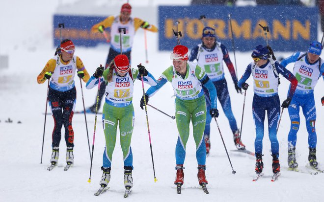 Klemen Bauer, povratnik po okužbi z zloveščim virusom, je takole predal štafeto Poloni Klemenčič. FOTO: Matej Družnik