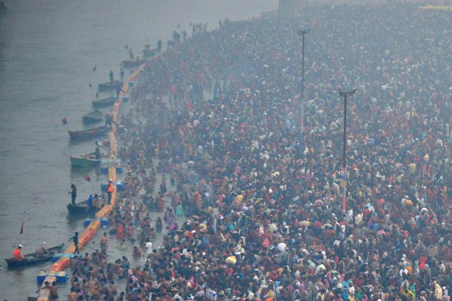 V Alahabadu Hindujci izvajajo množični sveti potop na sotočju rek Ganges, Yamuna in Sarasvati, ki je potekal v okviru verskega festivala Magh Mela. FOTO: Sanjay Kanojia/Afp<br />
&nbsp;
