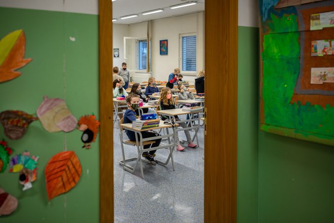 Slovenija je v oranžni fazi, zato se k pouku vračajo učenci v osnovnih šolah in maturanti, dovoljeni so izpiti in seminarji do deset študentov na fakultetah. FOTO: Voranc Vogel/Delo