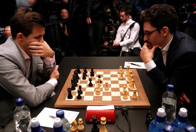 Magnus Carlsen in Fabiano Caruana. FOTO: Paul Childs/Reuters