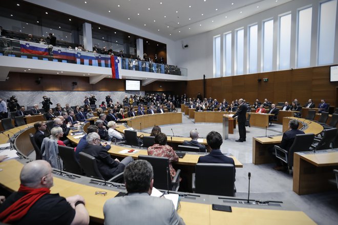 Predsednik vlade Janez Janša ni zadovoljen z razpravami v državnem zboru. Zdaj se je pojavila ideja o zgledovanju po evropskem parlamentu.
FOTO: Uroš Hočevar