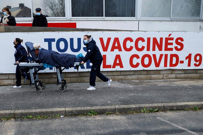 Francoske zdravstvene oblasti so cepivo AstraZeneke odobrile samo za mlajše od 65 let. Foto Thomas Samson/Afp