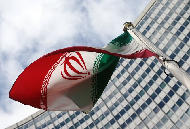 Iranska zastava pred sedežem Mednarodne agencije za jedrsko energijo (IAEA) na Dunaju Foto: Heinz-Peter Bader/Reuters