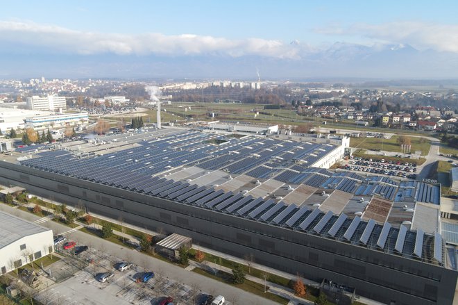 Sončne elektrarne na strehah Iskratela v Kranju na leto proizvedejo 1,7 milijona kilovatnih ur električne energije.<br />
FOTO: Moja elektrarna