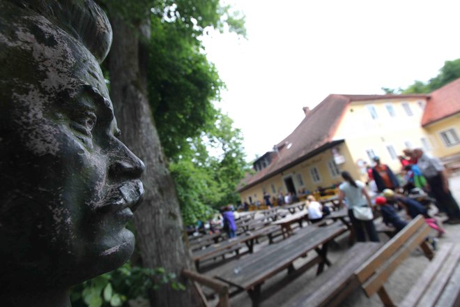 Kultura je za večino le besedičenje. Slovenci smo prepričani, ugotovi Cankar, da umetnik ni delavec in umetnina ni delo, &raquo;ki ga je treba pošteno plačati, kakor vsako drugo delo, temveč umetnik je nekakšne vrste vaški šaljivec, njegovo delo pa je pisana igračka, brez katere pameten človek lahko izhaja&laquo;. FOTO: Mavric Pivk