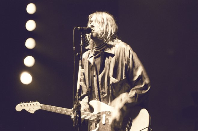 Kurt Cobain (na fotografiji med koncertom v Haki Tivoli leta 1994) je bil ikona tako imenovane generacije X in grungea, glasbe, ki je zaznamovala to generacijo. FOTO: Jure Eržen/Delo