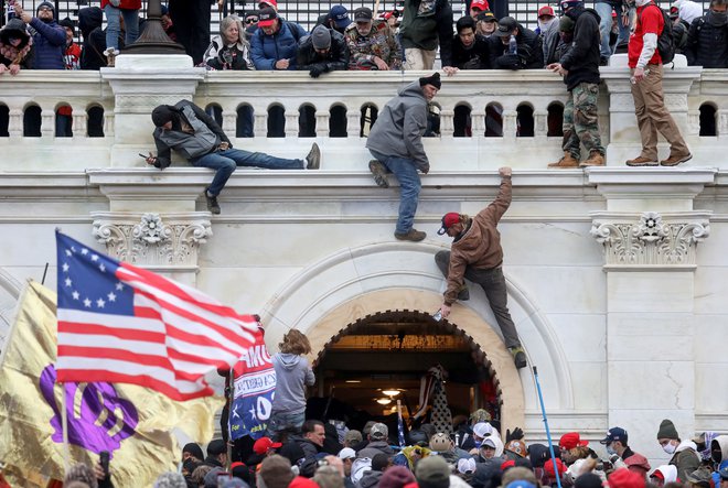 Tožilci so predvajali posnetke divjanja ob vdoru v kongres 6. januarja in jih povezali s Trumpovim govorom. FOTO: Leah Millis/Reuters