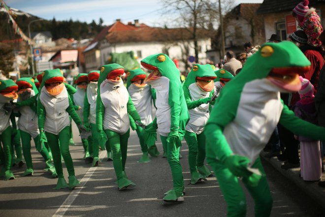 Žabe na cerkniške karnevalu FOTO: Jure Eržen/Delo