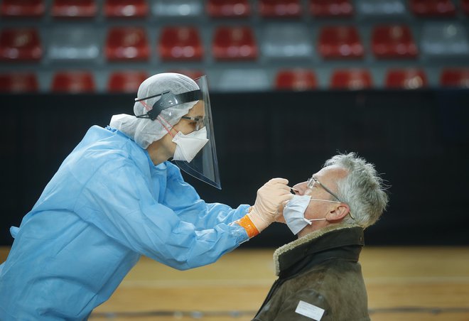 Skupno so včeraj na območju države opravili 23.649 testov.&nbsp;FOTO: Jože Suhadolnik/Delo