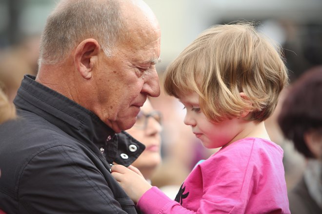 Dedek in vnučka. FOTO: Jure Eržen/Delo