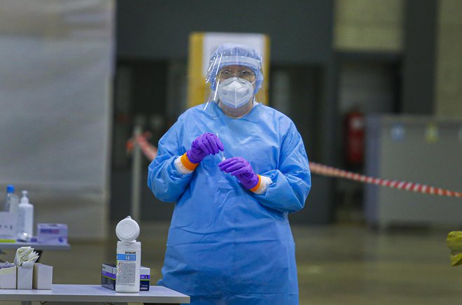 Hitremu testiranju se lahko izognete samo v primeru predložitve dokazila o tem, da ste covid-19 preboleli ali ste bili proti tej bolezni cepljeni. Foto Jože Suhadolnik