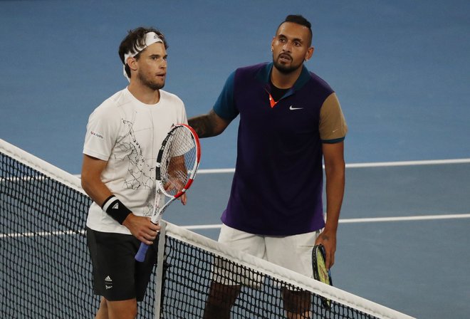 Dominic Thiem (levo) in Nick Kyrgios sta se na vso moč borila za uvrstitev v 4. krog, po dvoboju pa sta si segla v roke. FOTO: Asanka Brendon Ratnayake/Reuters