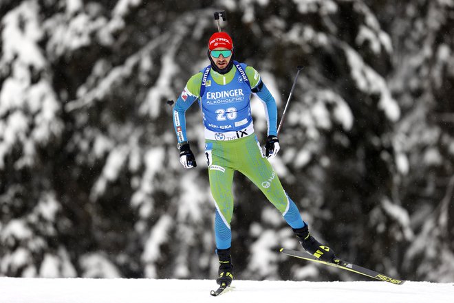 Jakov Fak v sprinterski preizkušnji ni zadel vseh strelov, prepočasen je bil tudi pri teku. FOTO: Matej Družnik