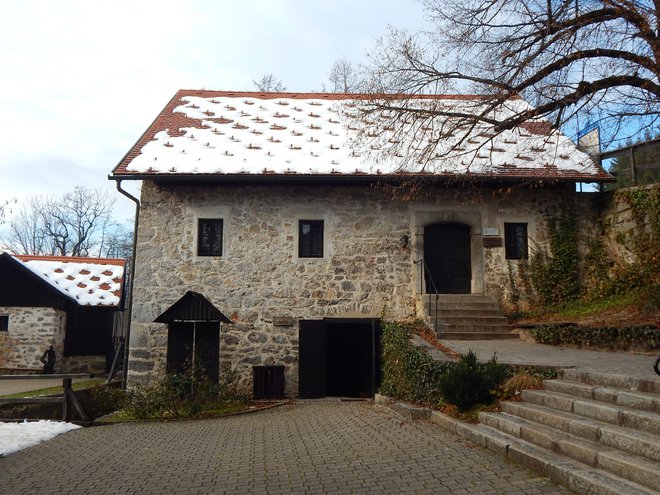 Ministrstvo za kulturo je pred nekaj dnevi Trubarjevi domačiji na Rašici ponovno zavrnilo podelitev spomeniškega statusa, s čimer bi postala spomenik državnega pomena. Foto Simona Fajfar/Delo