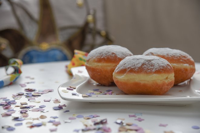 Klasični krof, ki že na pogled vzbuja tek. Recept je v slaščičarski delavnici že dolgo, v vseh teh letih so ga malo spreminjali, a ne preveč.<br />
FOTO Arhiv LifeClass