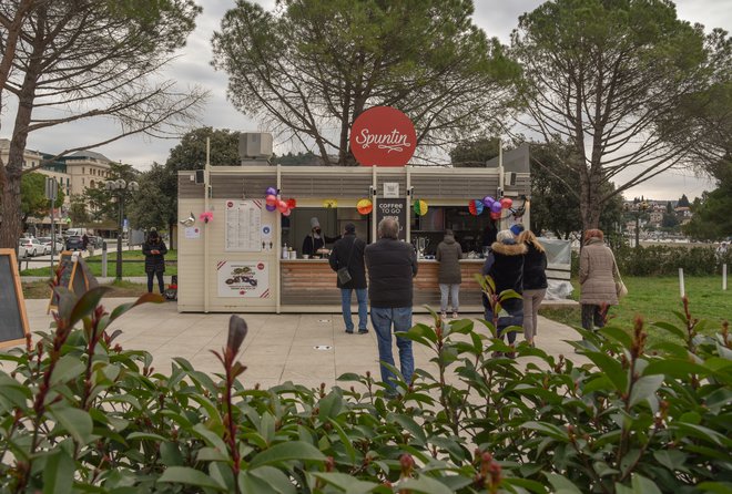 Ker smo Slovenci mahnjeni na to vrsto cvrtja, je pred vrati stojnice s krofi na ­portoroški promenadi v prihodnjih dneh do pustnega torka pričakovati vrste.<br />
FOTO Arhiv LifeClass