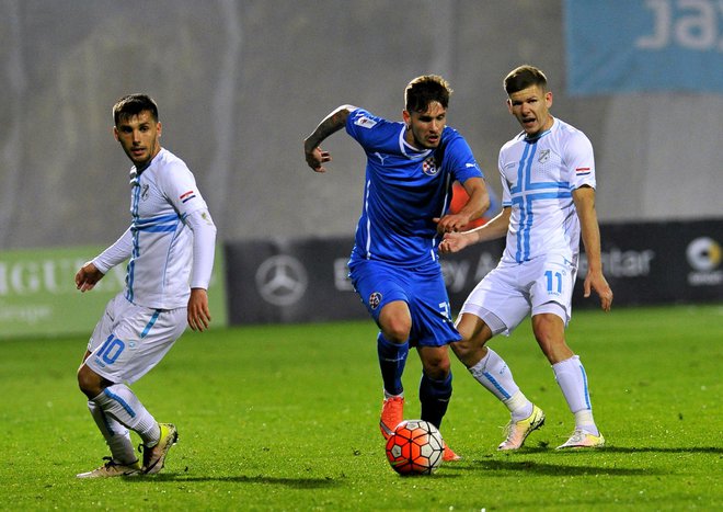 Petar Stojanović (v sredini) se bo v Zagrebu za barve Dinama proti slavonskemu Osijeku bojeval za nogometno prevlado hrvaške purgerske prestolnice. FOTO: Srđan Vrančić/Cropix