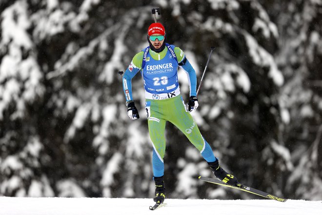 Jakov Fak med tekmo v šprintu na svetovnem prvenstvu v biatlonu na Pokljuki. FOTO: Matej Družnik/Delo