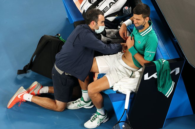 Novak Đokovic je potreboval zdravniško pomoč. FOTO: Brandon Malone/AFP